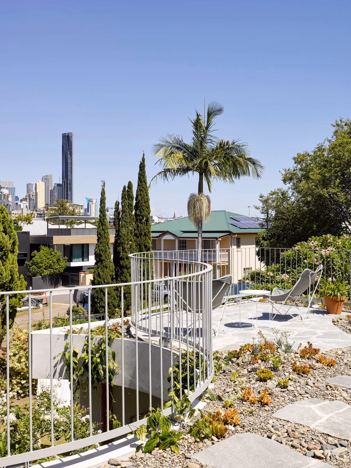 Ban công rộng trên tầng hai trồng nhiều cây xanh giúp tạo thêm không gian nghỉ ngơi lý tưởng cho gia chủ.