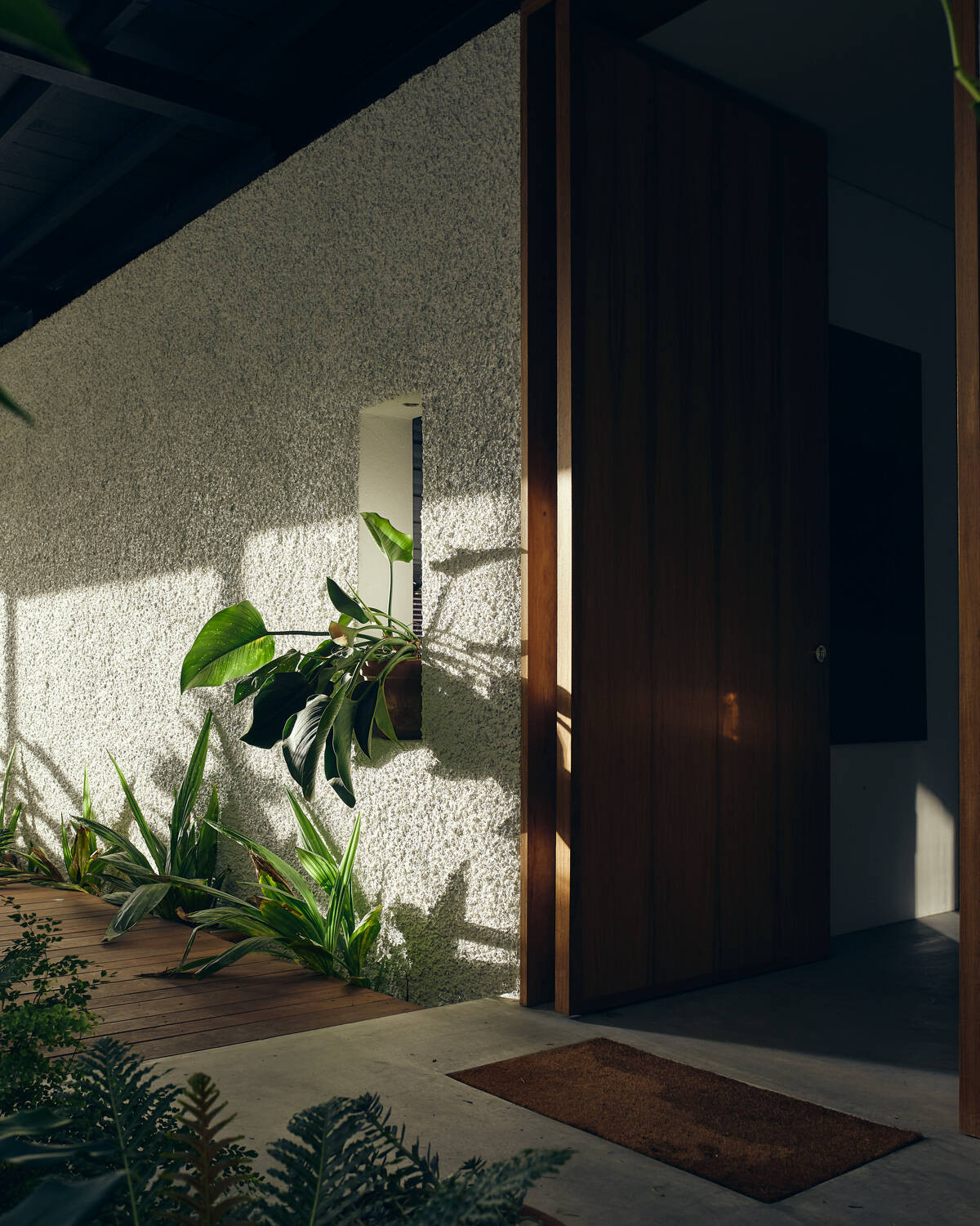 Phần lớn nội thất trong nhà đựoc làm từ vật liệu gỗ tự nhiên mang đến vẻ đẹp mộc mạc mà sang trọng.