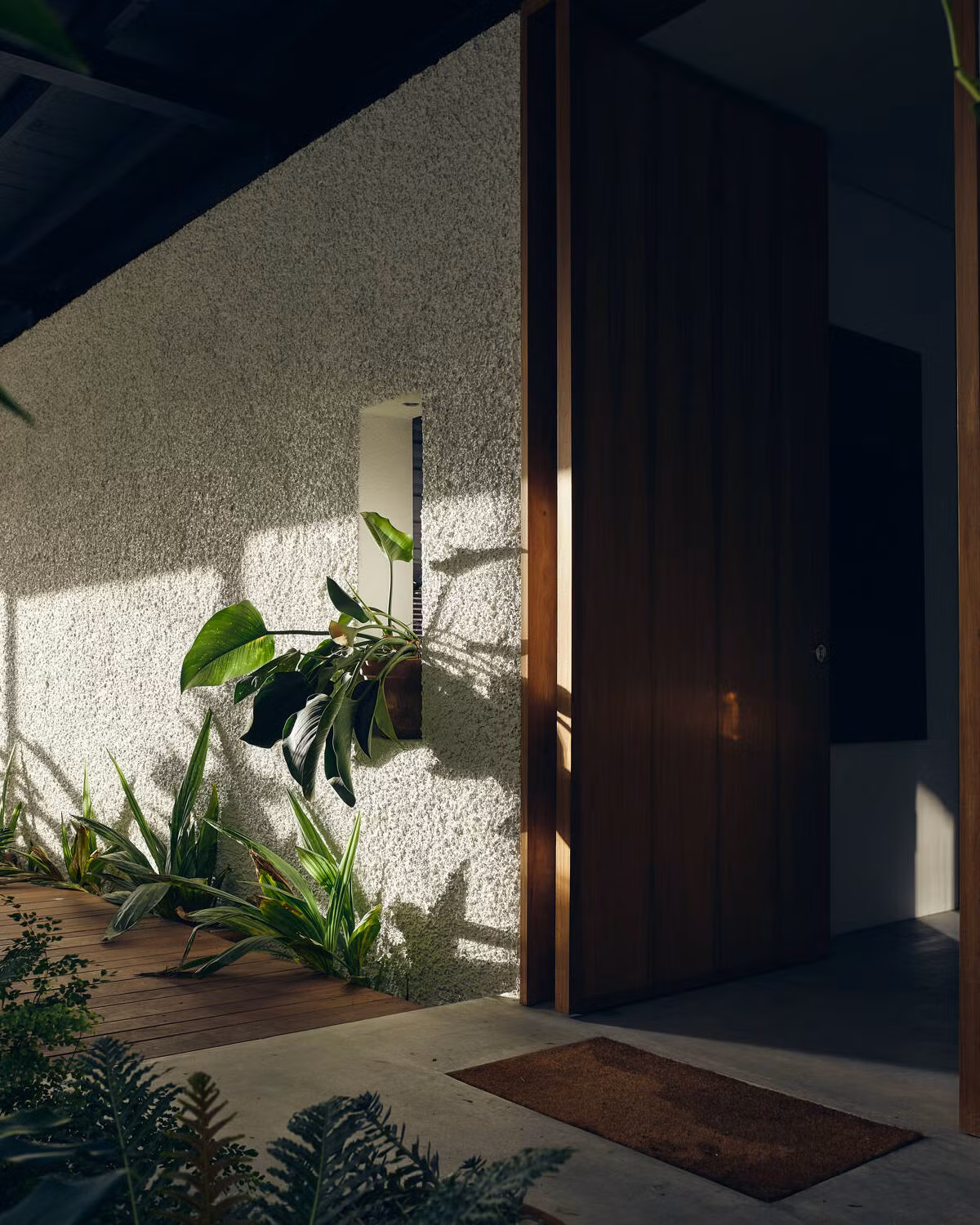 Phần lớn nội thất trong nhà đựoc làm từ vật liệu gỗ tự nhiên mang đến vẻ đẹp mộc mạc mà sang trọng.