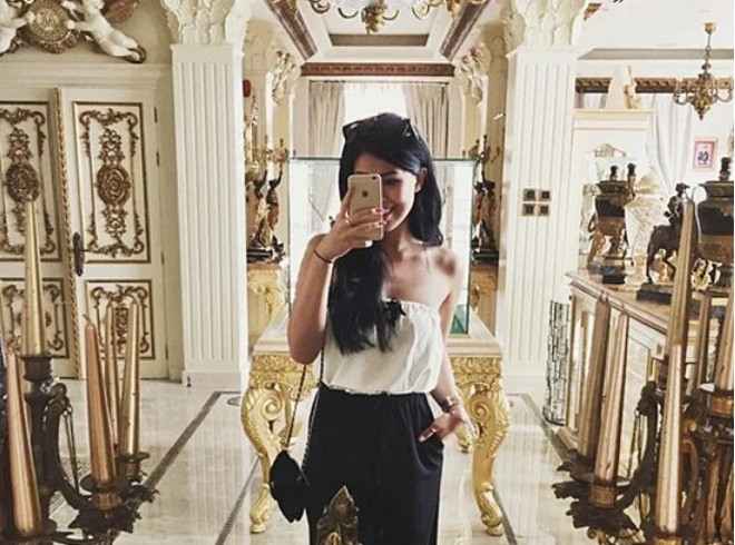 Khi ai bước vào khu biệt thự ai cũng vô cùng choáng ngợp bởi về hào nhoáng bên ngoài, bên trong dinh thự còn được chủ nhân đầu tư không ít tiền bạc để có nội thất "độc nhất vô nhị" với phong cách Châu Âu quý phái.