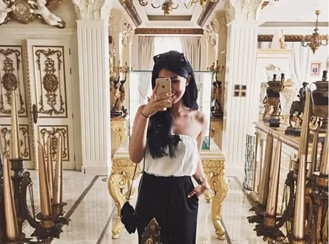 Khi ai bước vào khu biệt thự ai cũng vô cùng choáng ngợp bởi về hào nhoáng bên ngoài, bên trong dinh thự còn được chủ nhân đầu tư không ít tiền bạc để có nội thất "độc nhất vô nhị" với phong cách Châu Âu quý phái.