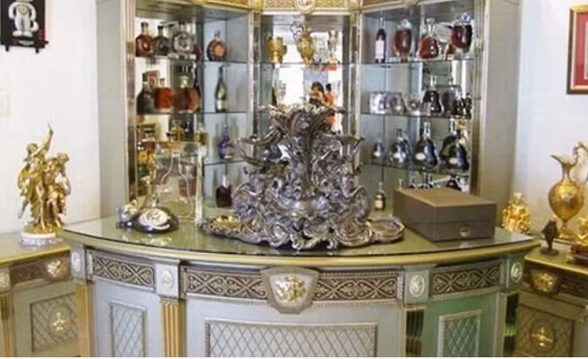 Bên trong ngôi nhà còn có bộ bàn ghế lạ mặt hình cá chép tượng trưng cho sự may mắn của gia chủ. Trong khu vực phòng khách sang trọng được bài trí theo kiểu Châu Âu thiết kế cực kỳ tinh tế.