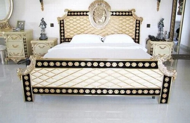 Bên trong khu biệt thự dát vàng của nhà chồng Hà Tăng còn có cả sân tennis riêng giúp các thành viên có thể tự do luyện tập mà chẳng cần phải đi đâu xa. Khi ngắm biệt thự toàn cảnh phía ngoài căn biệt thự lung linh dưới ánh đèn khi màn đêm buông xuống.