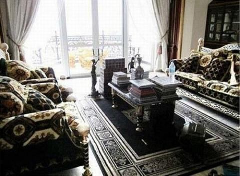 Nhìn từ bên ngoài phía cổng nhà vô cùng đồ sộ công phu và tỉ mỉ khiến ai đi qua cũng phải nhìn...Khu vực ngoài cổng nhà còn có bốt canh dành riêng cho bảo vệ dù cửa ra vào được lắp thiết bị tự động rất hiện đại khiến ai cũng phải ngưỡng mộ.