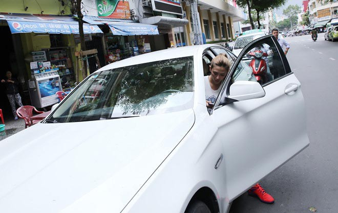 Tai nạn bị lật xe cuối tháng 11/2013 khiến siêu mẫu tốn 500 triệu để sửa chữa xế hộp trong hơn 1 năm.