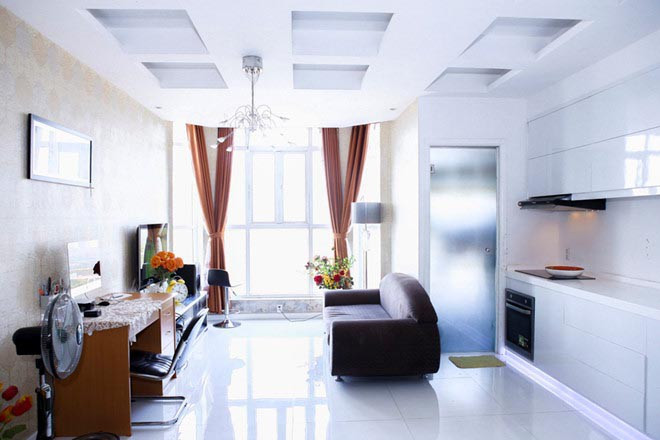 Đầu năm 2015, Võ Hoàng Yến tiết lộ đang sinh sống trong căn nhà hiện đại ở TP HCM với sơn trắng chủ đạo.