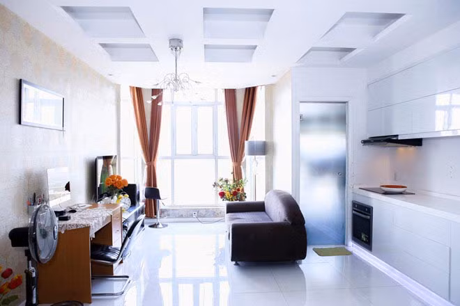 Đầu năm 2015, Võ Hoàng Yến tiết lộ đang sinh sống trong căn nhà hiện đại ở TP HCM với sơn trắng chủ đạo.