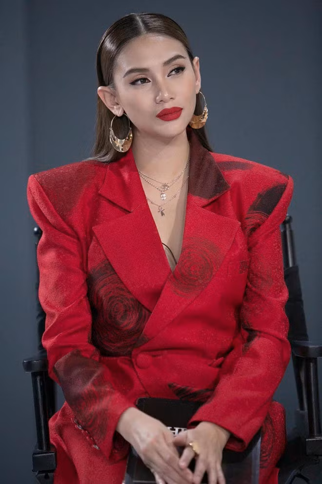 Sinh năm 1988 tại TP HCM, Võ Hoàng Yến là một nghệ sĩ hoạt động trong nhiều lĩnh vực như: á hậu, người mẫu, ca sĩ, diễn viên và DJ.