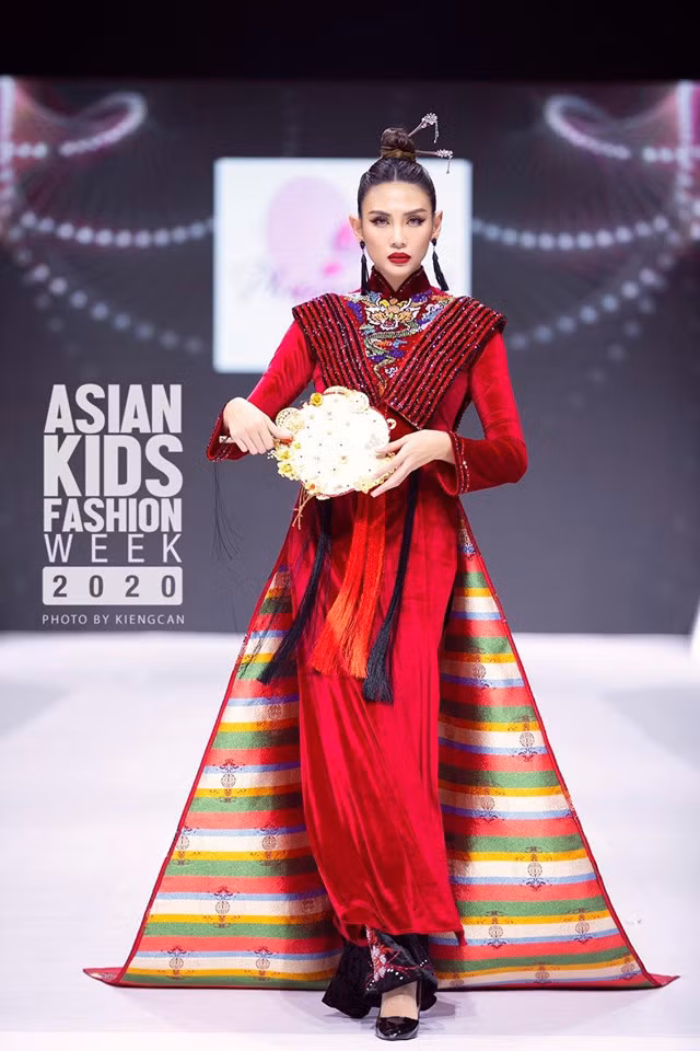 Vài năm gần đây, Võ Hoàng Yến thường xuyên làm vedette các show diễn thời trang lớn và phủ sóng dày đặc trên truyền hình khi làm giám khảo: Vietnam’s Next Top Model, The Face Vietnam...