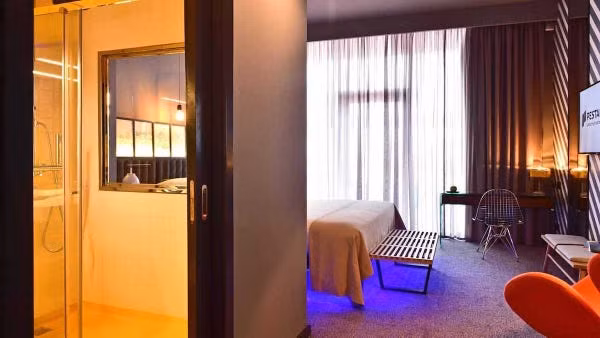 Phòng tiêu chuẩn tại khách sạn có giá 225,77 USD/đêm trong khi phòng hạng CR Superior có giá khoảng 287,89 USD/đêm với tầm nhìn bến cảng và vịnh.