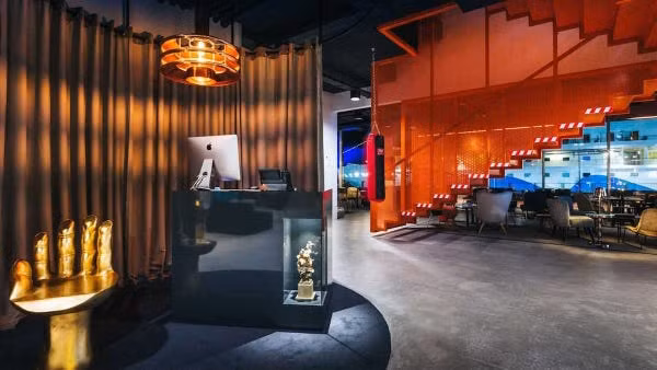 Chiếc ghế hình bàn tay vàng là điểm nhấn tại sảnh chính của khách sạn.