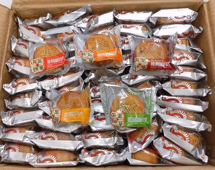 Cục An toàn vệ sinh thực phẩm khuyến cáo người dân cần hết sức thận trọng với các loại thực phẩm không rõ nguồn gốc, xuất xứ. Không nên mua bánh trung thu không nguồn gốc, chỉ tiêu chất lượng và không hạn sử dụng rõ ràng. Nguồn ảnh: Facebook