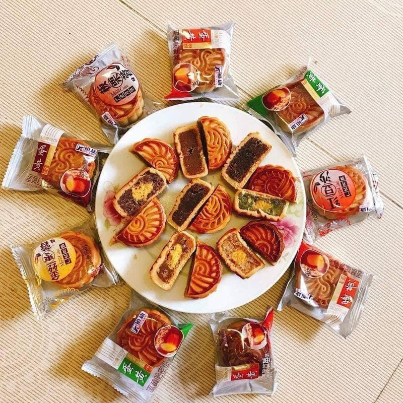 Cô Lành (chuyên làm bánh trung thu ở Hà Nội) tỏ ra nghi ngại về chất lượng của bánh trung thu mini Trung Quốc khi giá quá rẻ và hạn sử dụng lâu như vậy. Bởi, bánh trung thu truyền thống thường có hạn sử dụng rất ngắn chỉ 7-10 ngày.
