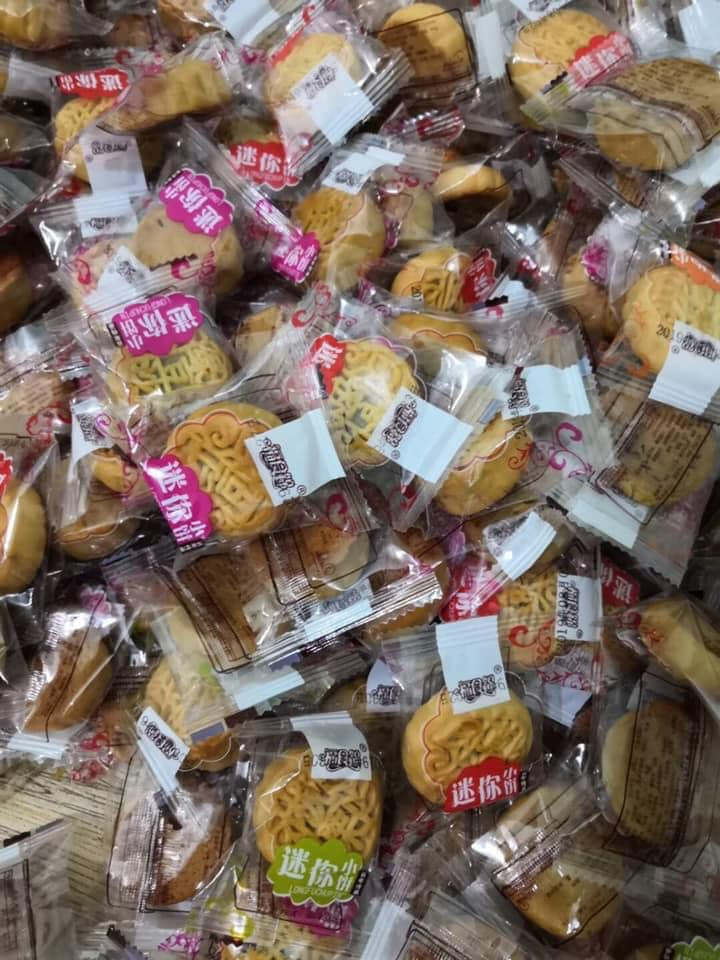 Nhiều khách mua sỉ của chị Hiền bán thử một thùng thấy đắt khách, lại đặt thêm nhiều hơn.