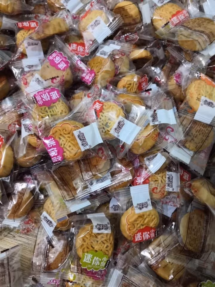 Nhiều khách mua sỉ của chị Hiền bán thử một thùng thấy đắt khách, lại đặt thêm nhiều hơn.