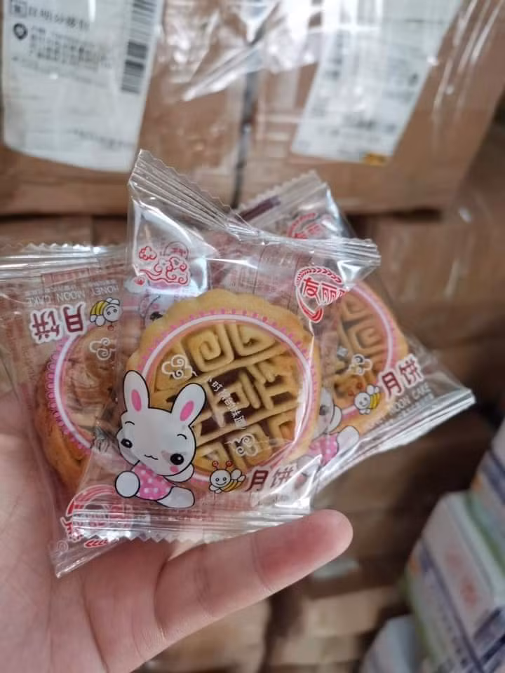 Chị Hiền (một người bán bánh trung thu mini Trung Quốc) cho biết, loại bánh này chị từng bán năm ngoái và rất hút khách.