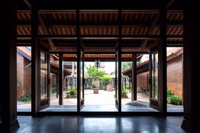 Phòng cha mẹ riêng biệt phía bên kia sân và phòng các cháu được thiết kế nhô lên trên khu vực bếp ăn với hình khối và các cốt nền chênh nhau.