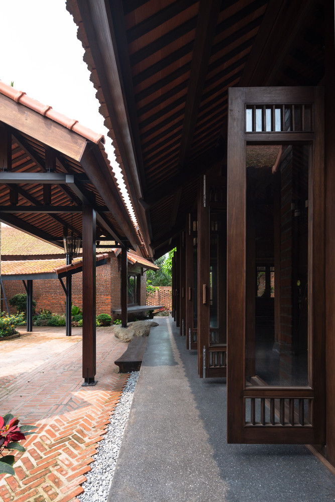 Phòng ở ông bà được bố trí liền kề khu thờ tự và bếp ăn, để thuận tiện cho việc sinh hoạt.