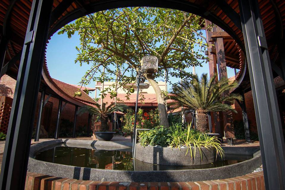 Một hồ nước bán nguyệt trong khu vực sân gợi nhắc về những chiếc giếng làng truyền thống.