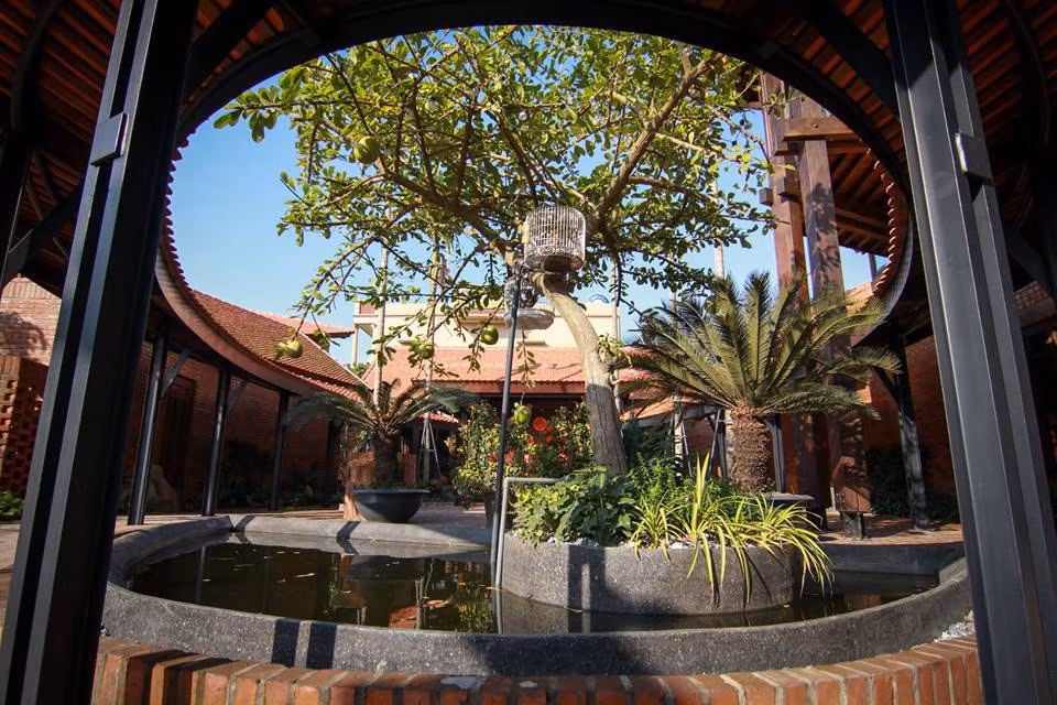 Một hồ nước bán nguyệt trong khu vực sân gợi nhắc về những chiếc giếng làng truyền thống.