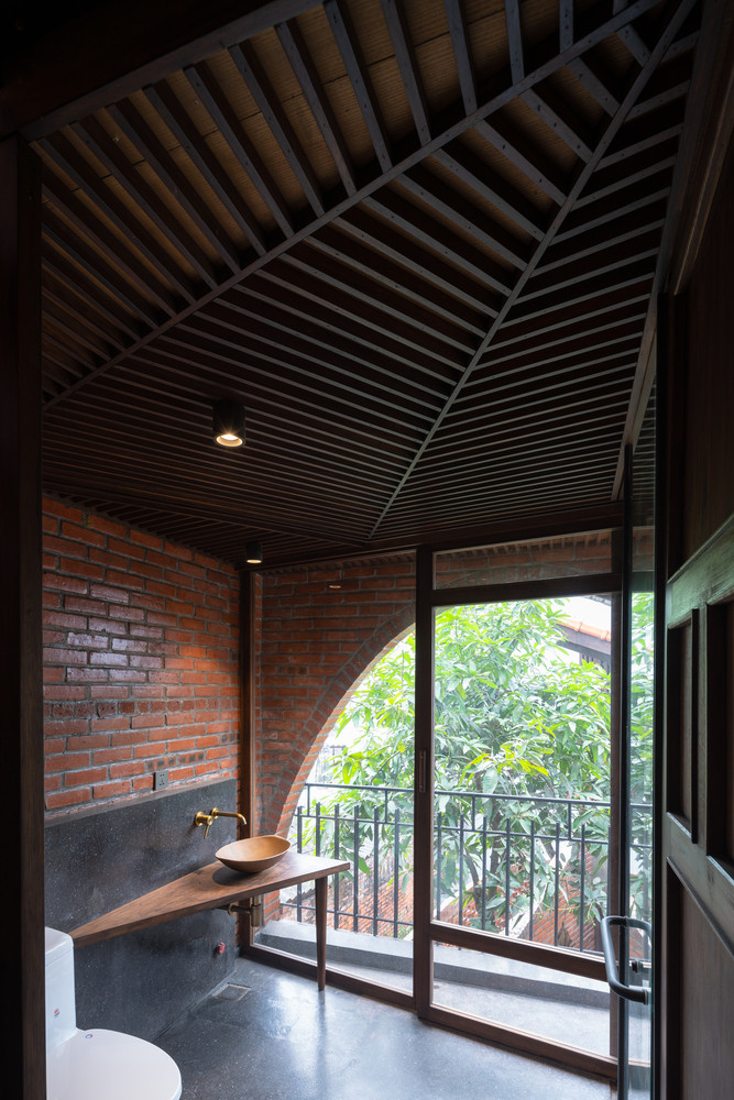 Không gian phòng tắm mộc mạc nhưng nội thất tiện nghi. Nguồn ảnh: Trieu Chien Video: Độc đáo cách tạo lối vào nhà. Nguồn: VTC1