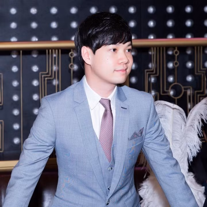 Sau khi tốt nghiệp đại học chuyên ngành kinh tế ở Australia, Trung Tín về Việt Nam bắt đầu công việc với vị trí một nhân viên marketing tập sự trong công ty của gia đình.