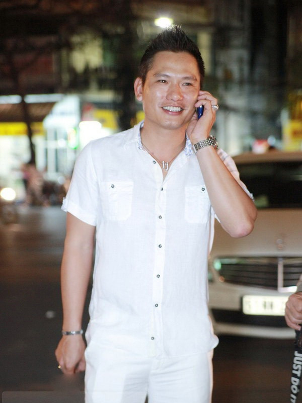 Mẹ đẻ của anh, bà Trương Thị Thanh Thanh từng là Giảng viên Đại học Tổng hợp Hà Nội, Đại học Tổng hợp Thành phố Hồ Chí Minh (cũ). Ở thời điểm năm 2006, bà Thanh Thanh đứng trong Top 20 người giàu có nhất sàn chứng khoán Việt Nam.