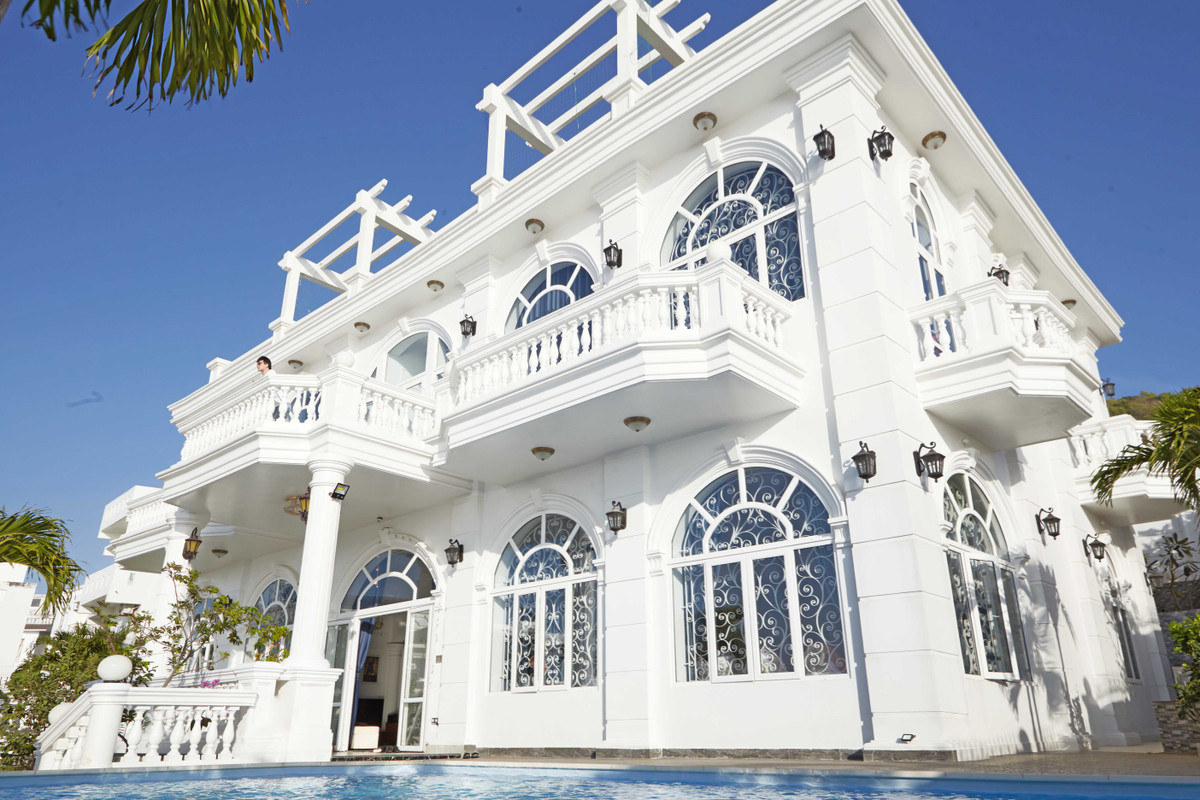 Nathan Lee cho biết căn nhà nằm ở địa điểm đắt đỏ, “lưng tựa núi, mắt nhìn biển”, rộng hơn 6.000 m2, với 2 toà nhà lớn, một hồ bơi nhìn ra biển cùng 2 khu vườn rộng nhiều loại cây quý hiếm.