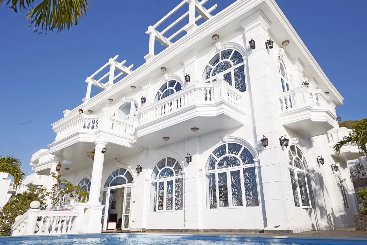 Nathan Lee cho biết căn nhà nằm ở địa điểm đắt đỏ, “lưng tựa núi, mắt nhìn biển”, rộng hơn 6.000 m2, với 2 toà nhà lớn, một hồ bơi nhìn ra biển cùng 2 khu vườn rộng nhiều loại cây quý hiếm.