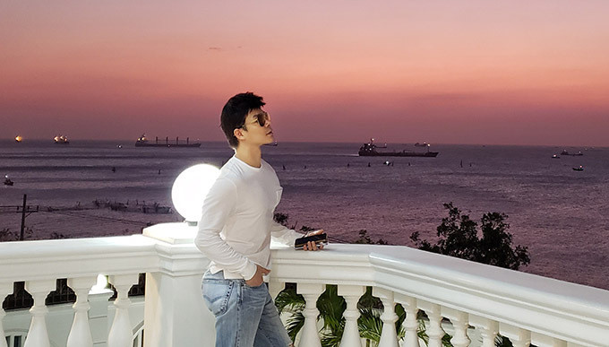 Từ ban công, nam ca sĩ Nathan Lee có thể ngắm cảnh bình minh, hoàng hôn trên biển và tàu thuyền qua lại mỗi ngày.