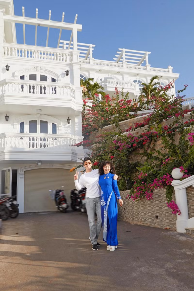 Từ màu sắc cho đến nội thất, cây cảnh đều do đich thân ca sĩ Nathan Lee chọn và giám sát thi công.