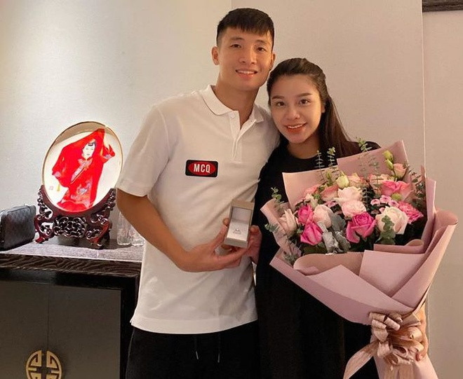 Nguyễn Khánh Linh - bà xã trung vệ Bùi Tiến Dũng là rich kid trong hội WAGs Việt. Gia đình Khánh Linh nổi tiếng giàu có ở Bắc Ninh, chuyên kinh doanh khách sạn, nhà hàng. Ảnh: Zing.