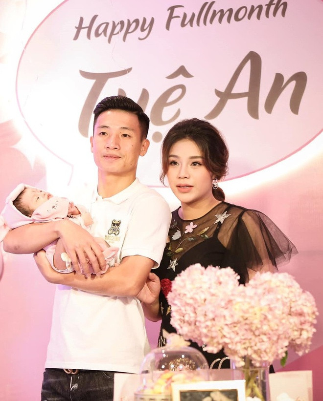 Bé Sushi nhà Tiến Dũng thường xuyên được mẹ cho diện những bộ quần áo của các thương hiệu sang chảnh như Dior, Fendi...Ảnh: Zing.