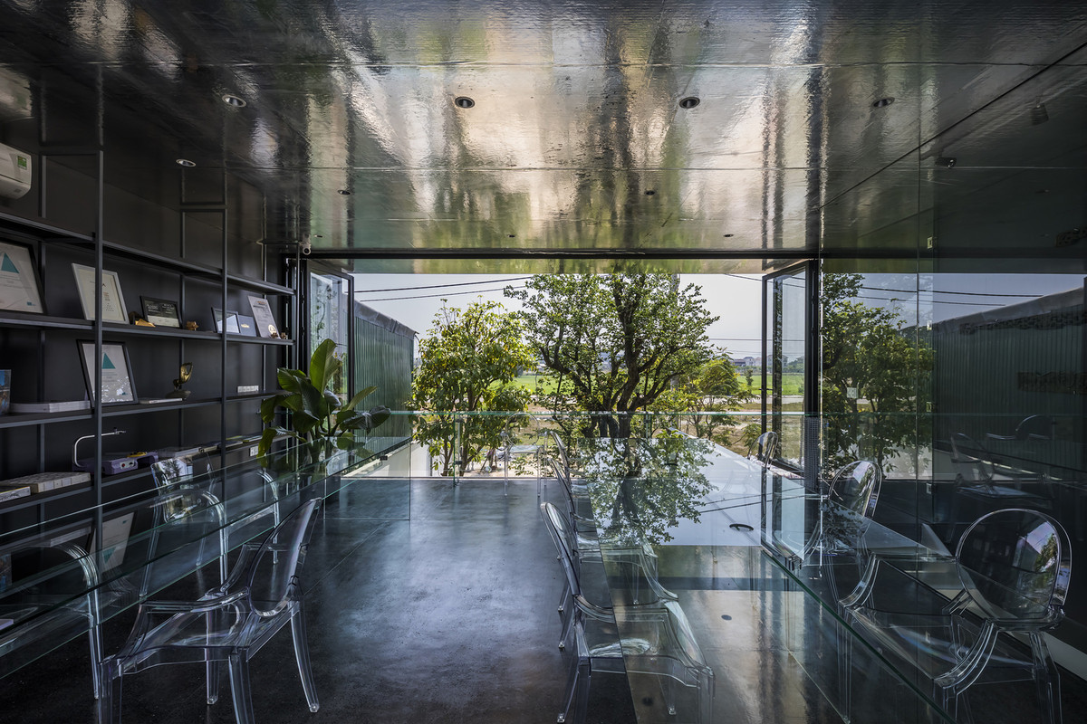 Nội thất sử dụng chất liệu trong suốt để không cản tầm nhìn từ mắt người tới vị trí có cây xanh.