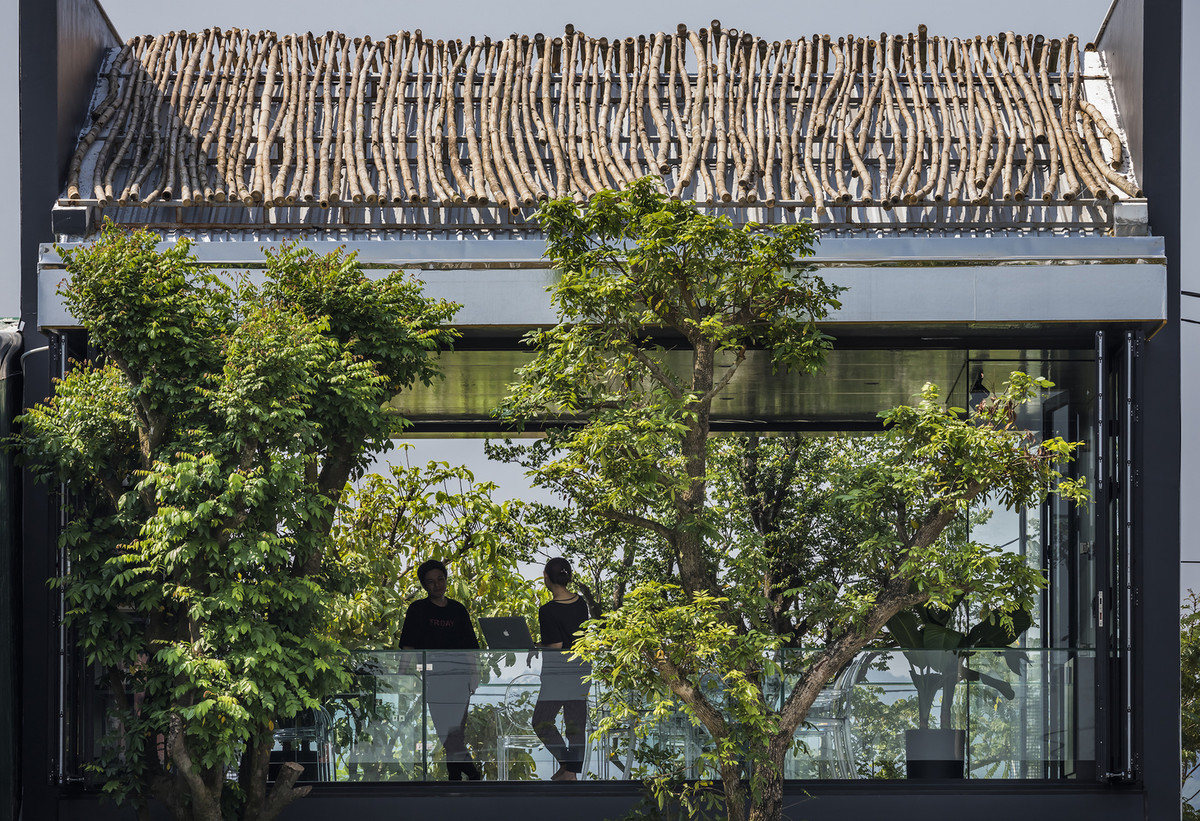 Mái nhà gồm nhiều lớp vạt liệu và các lớp đệm không khí để giảm lượng nhiệt trực tiếp từ bên trên mái.