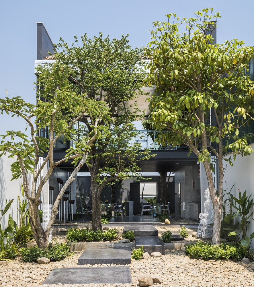 Tọa lạc trong khu dân cư mới tại TP. Huế, tòa nhà văn phòng 2 tầng của MW Archstudio được xây dựng trên diện tích đất 150m2 (7,5x20m) với mặt tiền chính hướng Tây Nam.