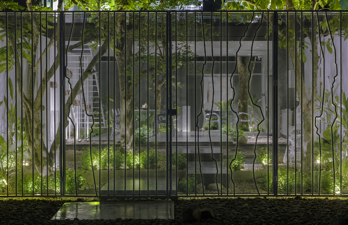 Lớp cửa lưới đặc biệt giúp tạo hiệu ứng mỹ thuật thú vị khi ánh sáng xuyên qua. Nguồn ảnh: Hiroyuki Oki. Video: Kiến trúc hiện đại cho ngôi nhà liền kề. Nguồn: VTC1