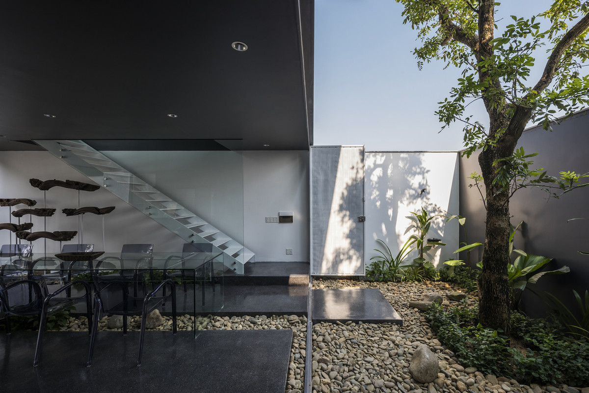 Theo đó văn phòng được thiết kế theo phong cách mở linh hoạt, xóa bỏ ranh giới giữa bên trong và bên ngoài nhà.