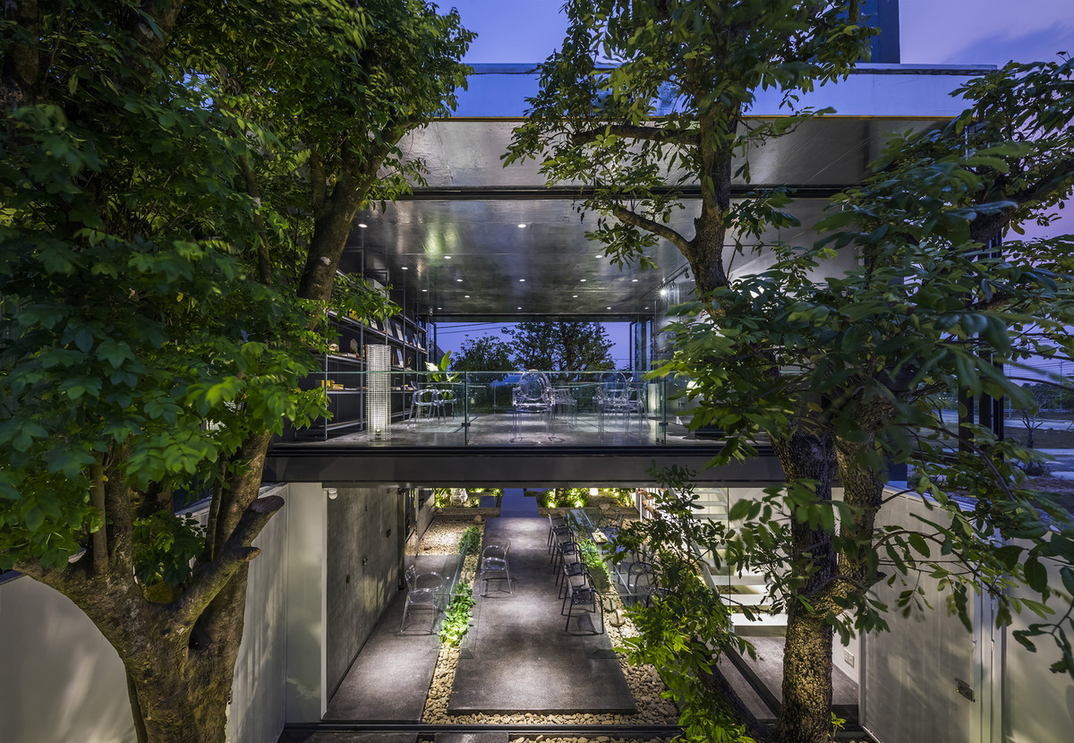 Kết cấu chính của văn phòng là kết cấu thép, trong khi hệ thống bao che gồm các tấm ốp từ vật liệu tái chế phế phẩm công nghiệp như tấm Cemboard, tường gạch không nung.