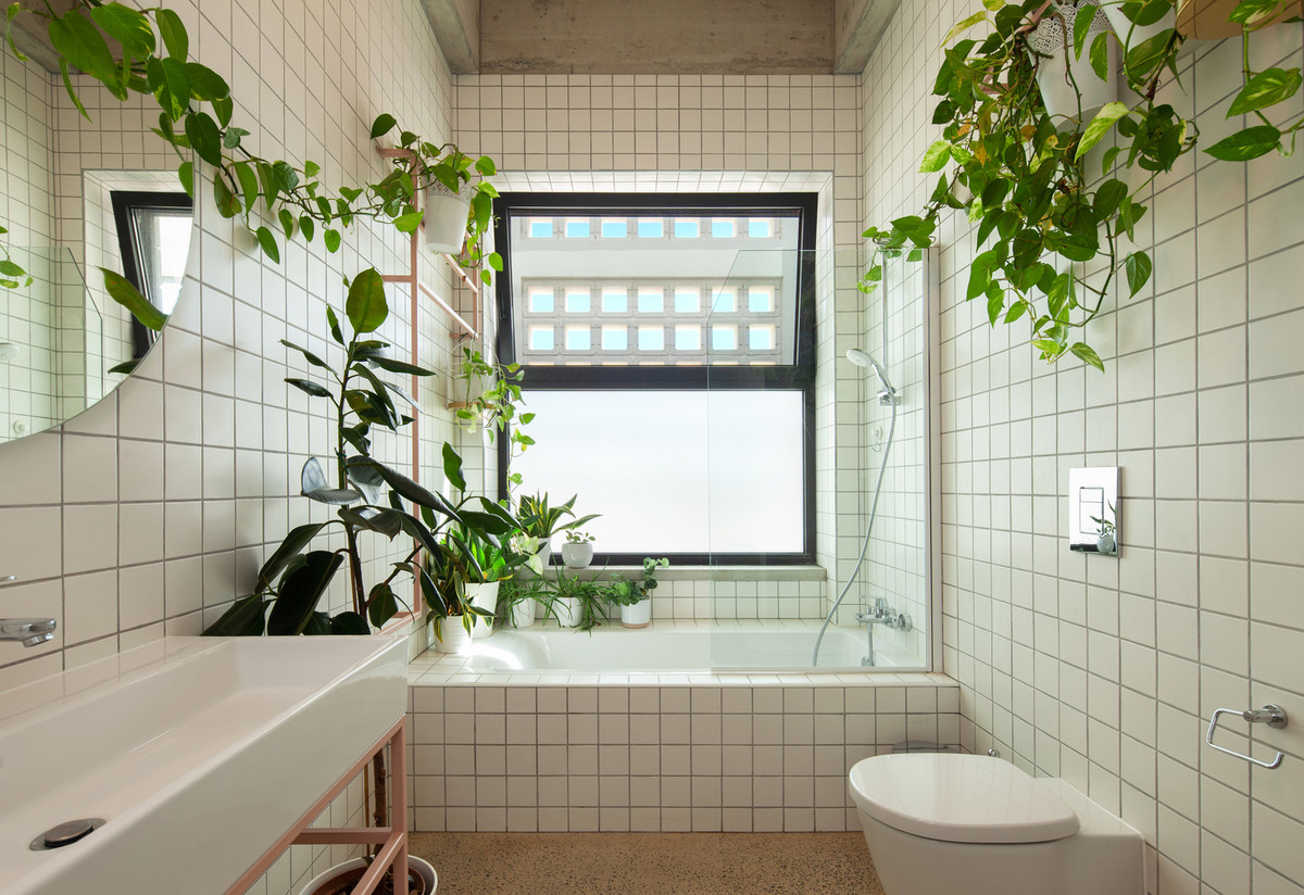 Phòng tắm đặc biệt cuốn hút nhờ cách thiết kế như một khu vườn nhiệt đới. Nguồn ảnh: Archdaily