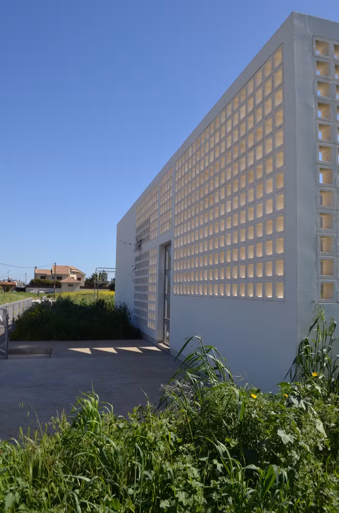 Vật liệu tạo nên ngôi nhà như gỗ, kim loại, bê tông… đều được làm bởi thợ thủ công địa phương vừa giúp tiết kiệm chi phí lại vừa mang đến vẻ đẹp mộc mạc.