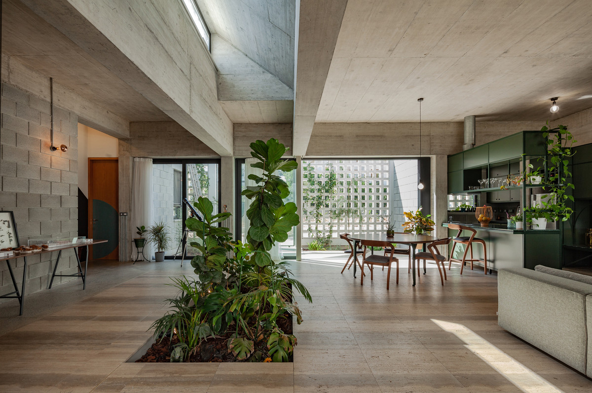 Nhà bếp và bàn ăn có view hướng thẳng ra khu vườn bên ngoài.