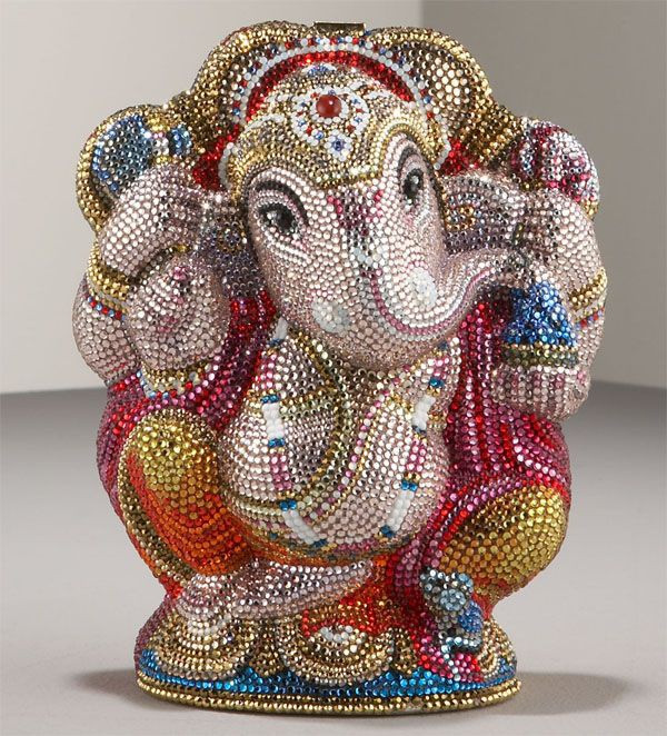 Trong đó phải kể đến chiếc Ganesha clutch được thiết kế bởi Judith Leiber giá lên đến 5.995 USD. Ảnh: Herzindagi.