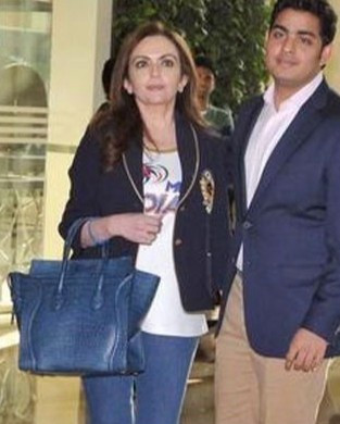 Túi xách màu xanh Celine làm bằng da rắn của bà Nita Ambani có giá 1.105 USD. Ảnh: Idiva.