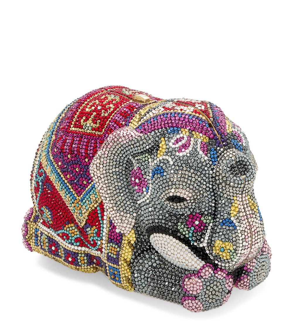 Phụ kiện được làm bằng nhiều viên đá đa sắc màu vô cùng đặc sắc. Ảnh: Idiva.