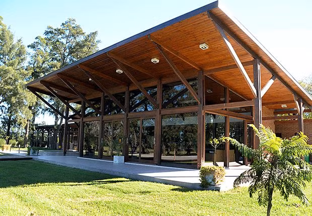 Kiếm được nhiều tiền, Messi đầu tư vào bất động sản. Một trong số đó là tổ hợp giải trí và tòa nhà chung cư tại thành phố quê hương Rosario, Argentina. Ảnh: Goal.