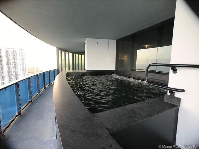 Trong nhà có hẳn một bể bơi mang tông màu đen chủ đạo. Ảnh: Miami MLS.