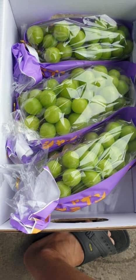 Trong khi đó, tài khoản Facebook Vũ Huyền rao bán nho sữa nội địa Trung Quốc chỉ với giá 350.000 đồng/thùng 2kg.