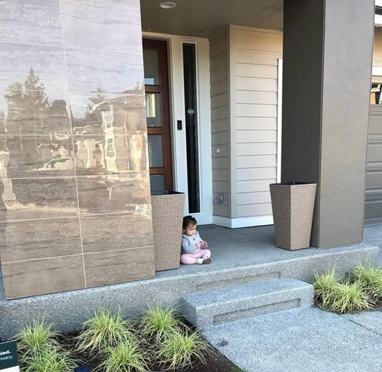 Sau khi kết hôn với Yến Phương, Lam Trường có thời gian sống định cư bên Mỹ cùng vợ con. Tại đây, nam ca sĩ Lam Trường chọn một căn nhà hiện đại nhưng ấm cúng với vườn cây trái xum xuê. Ảnh: FBNV.