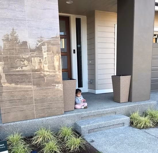 Sau khi kết hôn với Yến Phương, Lam Trường có thời gian sống định cư bên Mỹ cùng vợ con. Tại đây, nam ca sĩ Lam Trường chọn một căn nhà hiện đại nhưng ấm cúng với vườn cây trái xum xuê. Ảnh: FBNV.